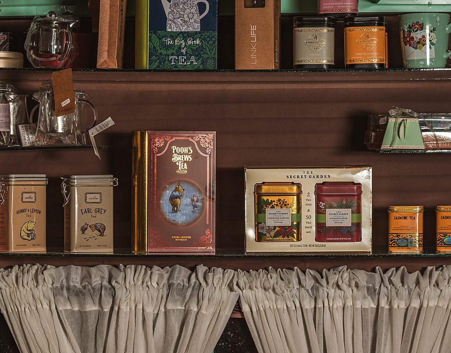 Estantería con latas y cajas de té de la selección de REVU 1910