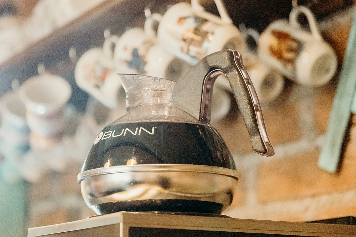 Café recién preparado junto a la vajilla de época de REVU 1910