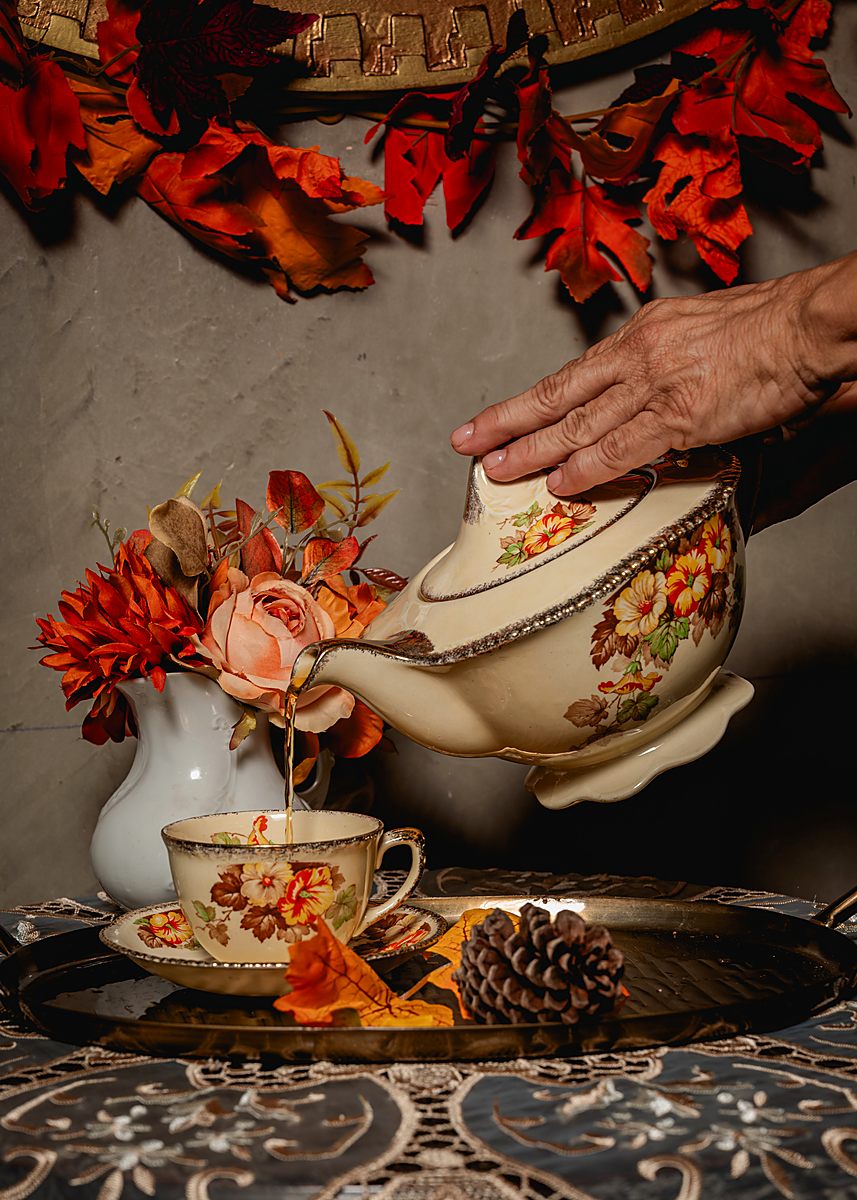 Té servido desde una tetera floral en la casa de té REVU 1910